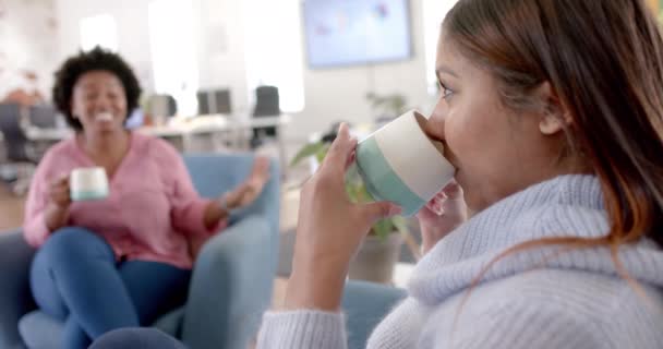 Olika Företag Kvinnliga Kollegor Dricka Kaffe Och Prata Kontoret Slow — Stockvideo