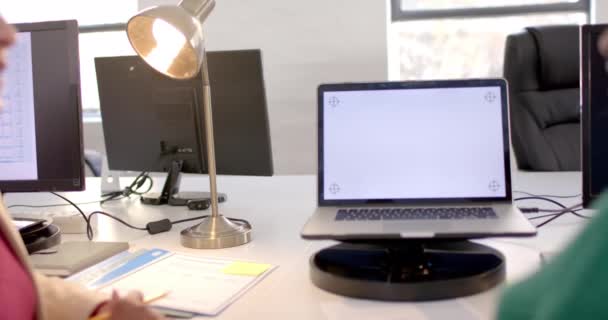 カジュアルオフィスの机の上のコピー スペースが付いているラップトップ 遅い動き カジュアルオフィス ビジネス コミュニケーションと仕事 変更されていない — ストック動画