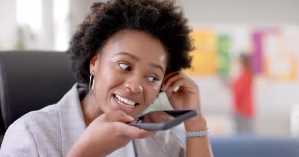 Χαρούμενη Αφρικάνα Αμερικανίδα Επιχειρηματίας Που Μιλάει Smartphone Στο Γραφείο Αργή — Αρχείο Βίντεο