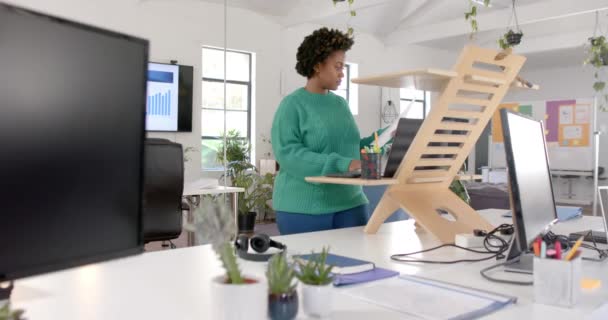 Счастливая Африканская Американская Деловая Женщина Пользующаяся Ноутбуком Офисе Замедленная Съемка — стоковое видео