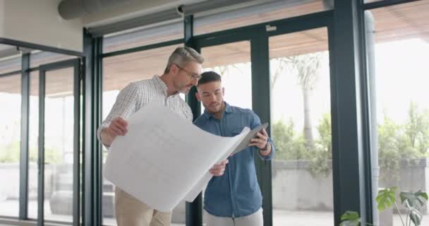 Dois Mele Arquitetos Diversificados Com Tablet Digital Plano Discussão Escritório — Vídeo de Stock