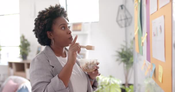 Африканская Американская Деловая Женщина Обедает Офисе Замедленная Съемка Случайный Офис — стоковое видео