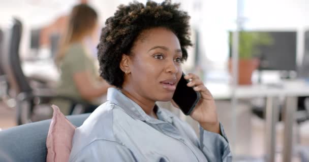 Heureuse Femme Affaires Afro Américaine Occasionnelle Parlant Sur Smartphone Bureau — Video