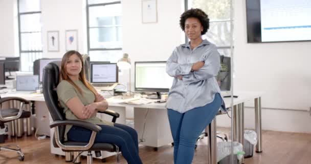 在随意的办公室会议上表现出快乐多样的商界女同事 动作缓慢 临时办公室 团队精神和工作 — 图库视频影像