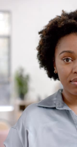 Κατακόρυφο Βίντεο Μισού Πορτραίτου Μιας Αφροαμερικανής Περιστασιακής Επιχειρηματία Στο Γραφείο — Αρχείο Βίντεο