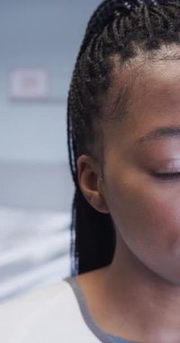 Afro-Amerikan kadın hastaların hastane odasında yarı portresinin dikey videosu, yavaş çekim. Sağlık hizmetleri, sağlık ve ilaç, değiştirilmemiş..