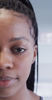 Afro-Amerikan kadın hastaların hastane odasında yarı portresinin dikey videosu, yavaş çekim. Sağlık hizmetleri, sağlık ve ilaç, değiştirilmemiş..