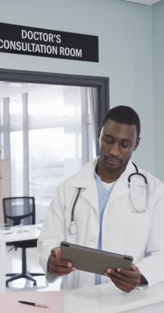 Vertical Video Happy African American Male Doctor Using Tablet Hospital — Stock Video