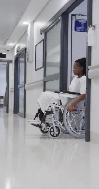 Pionowe Nagranie Afrykańskiej Pacjentki Wózku Inwalidzkim Korytarzu Szpitalnym Zwolnione Tempo — Wideo stockowe