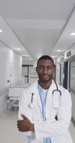 Video Verticale Ritratto Felice Medico Afroamericano Maschio Corridoio Ospedaliero Rallentatore — Video Stock