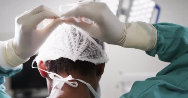 在医院手术室 非洲裔美国女医生背着面罩 动作缓慢 医疗服务 保健和医药 未加改动 — 图库视频影像
