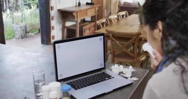 Biracial Hideg Hogy Videohívást Használ Laptop Másolási Hely Otthon Lassított — Stock videók