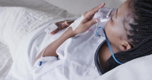 Pacient Afro American Mască Oxigen Întinsă Pat Camera Spital Mișcare — Videoclip de stoc