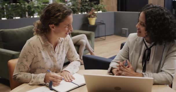 Happy Diverse Vrouwelijke Collega Gesprek Met Behulp Van Laptop Kantoor — Stockvideo