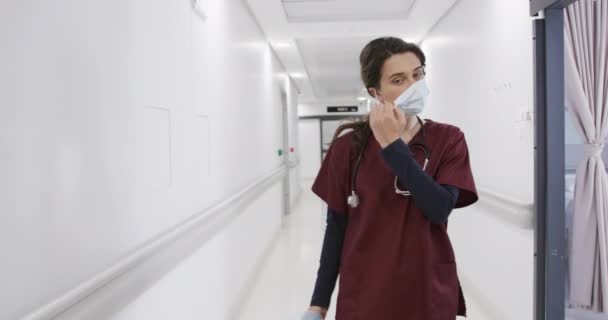 Medica Caucasica Che Toglie Maschera Facciale Camminando Nel Corridoio Dell — Video Stock