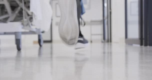 Låg Del Afrikansk Amerikansk Manlig Läkare Som Springer Sjukhuskorridoren Slow — Stockvideo