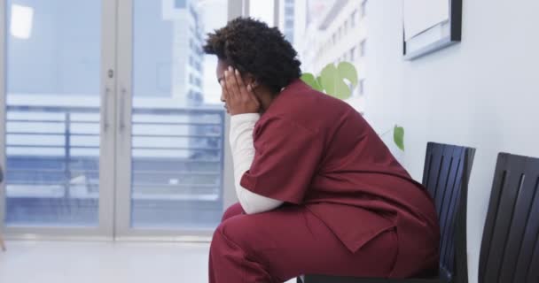Unavená Americká Lékařka Sedící Nemocniční Čekárně Zpomalený Film Lékařské Služby — Stock video