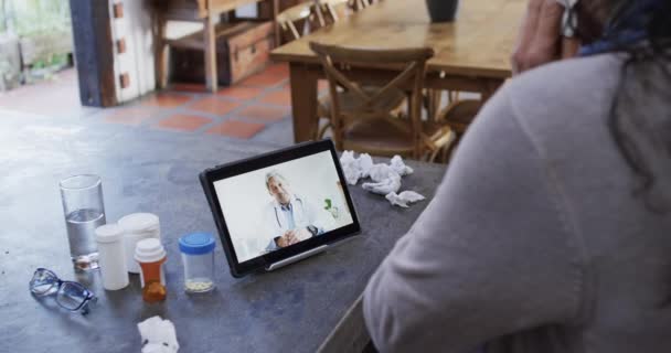 有小孩的女人在家里用平板电脑做视频通话 动作缓慢 生活方式 医疗保健 医疗服务 远程医疗 通信和家庭生活 — 图库视频影像