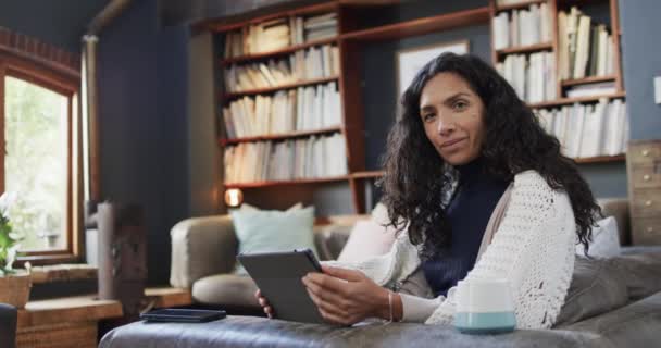 Potret Wanita Birasial Yang Bahagia Duduk Sofa Dan Menggunakan Tablet — Stok Video