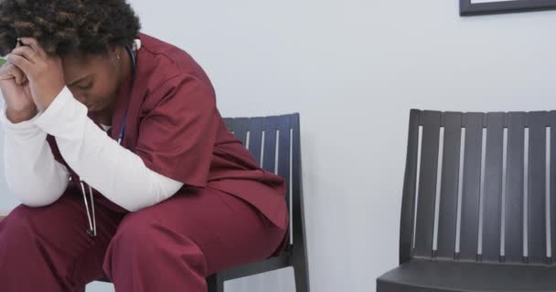 Una Dottoressa Afroamericana Stanca Seduta Sala Attesa Dell Ospedale Rallentatore — Video Stock