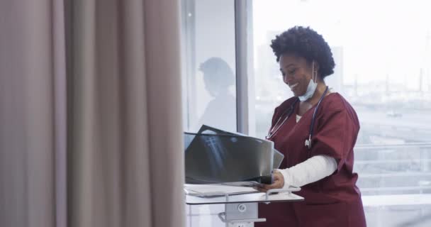 Médica Afro Americana Feliz Discutindo Imagens Raios Quarto Hospital Câmera — Vídeo de Stock