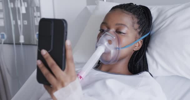 Hastane Odasında Oksijen Maskesi Akıllı Telefonu Olan Afrikalı Amerikalı Kadın — Stok video