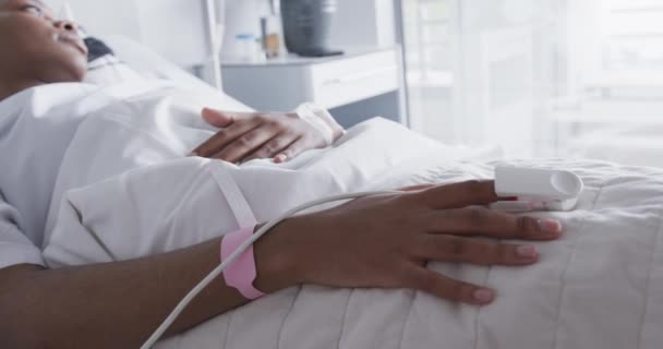 アフリカ系アメリカ人の女性患者が病院の部屋でベッドに横たわり 動きが遅い メディカルサービス 変わらない — ストック動画