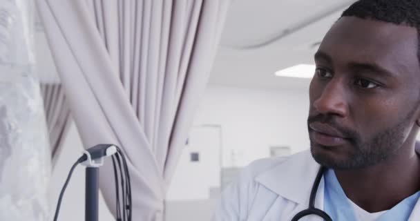 Ευτυχισμένος Αφροαμερικάνος Γιατρός Που Κάνει Έλεγχο Στάγδην Στο Δωμάτιο Του — Αρχείο Βίντεο