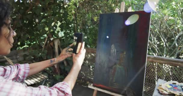 Біреальна Художниця Фотографує Свою Картину Використовуючи Смартфон Сонячному Саду Повільний — стокове відео