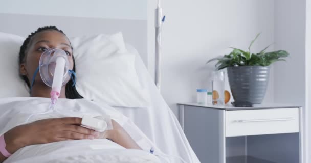 Afroamerikanische Patientin Mit Sauerstoffmaske Liegt Krankenhauszimmer Bett Zeitlupe Medizinische Versorgung — Stockvideo