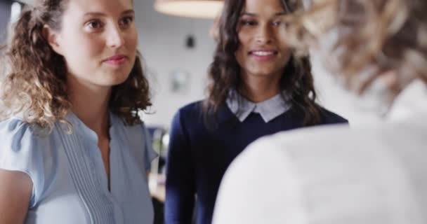 不同的女同事在非正式的办公室会议上讨论 动作缓慢 临时办公室 团队精神和工作 — 图库视频影像