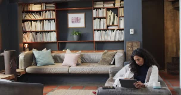 소파에 집에서 태블릿을 Biracial 슬로우 라이프 스타일 커뮤니케이션 변하지 — 비디오