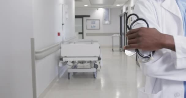 Sección Media Del Médico Afroamericano Pasillo Del Hospital Con Espacio — Vídeo de stock