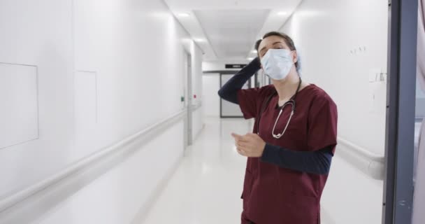 Biała Lekarka Zdejmująca Maskę Czapkę Chodząca Korytarzem Szpitalnym Zwolniony Ruch — Wideo stockowe