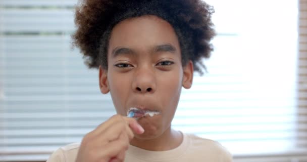 Портрет Афроамериканського Хлопчика Чистити Зуби Ванній Повільний Рух Дитинство Догляд — стокове відео