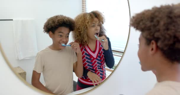 Felice Madre Figlio Afroamericano Lavarsi Denti Bagno Rallentatore Maternità Infanzia — Video Stock
