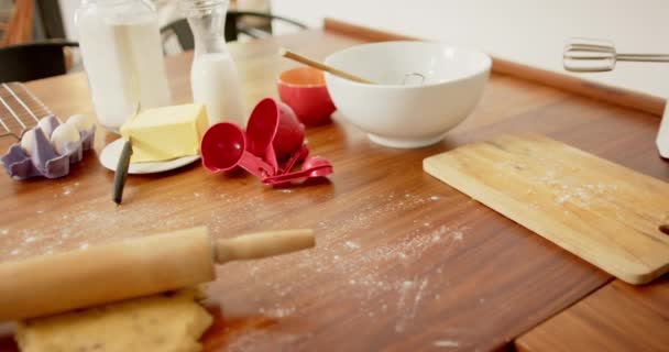 Випічка Посуду Тістом Печива Лежить Стільниці Кухні Вдома Повільний Рух — стокове відео