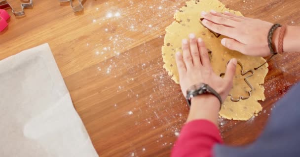 Homem Biracial Usando Chapéu Natal Cortando Biscoitos Natal Cozinha Casa — Vídeo de Stock