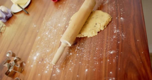 Przybory Pieczenia Ciasteczkami Ciasta Leżące Blatze Kuchni Domu Zwolnione Tempo — Wideo stockowe