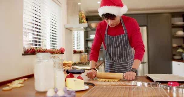 Біраціанський Чоловік Різдвяному Капелюсі Робить Різдвяне Печиво Кухні Вдома Повільний — стокове відео