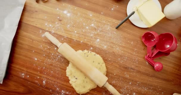 Utensili Forno Con Pasta Biscotti Sdraiato Sul Piano Lavoro Cucina — Video Stock