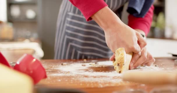 Біраціанський Чоловік Різдвяному Капелюсі Робить Різдвяне Печиво Кухні Вдома Повільний — стокове відео
