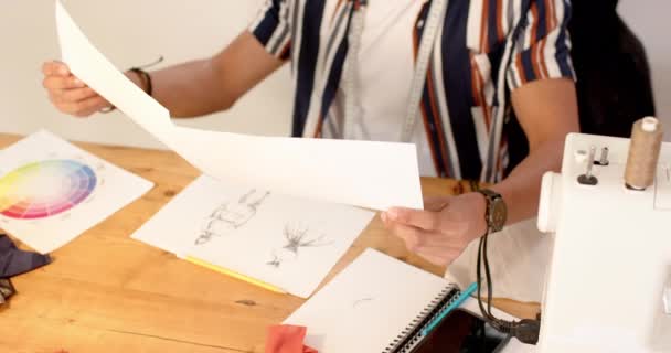 Çift Irklı Erkek Moda Tasarımcısı Yavaş Çekim Stüdyoda Taslak Çizimlerine — Stok video