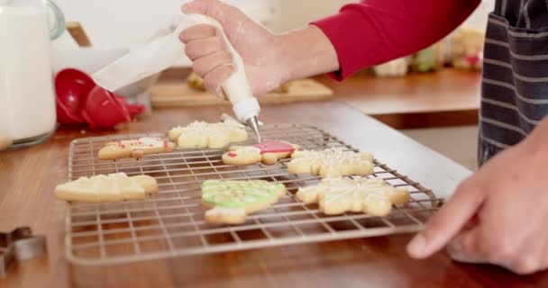 Homem Biracial Decorando Biscoitos Natal Cozinha Casa Câmera Lenta Estilo — Vídeo de Stock