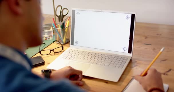 Biracial Designer Moda Masculina Esboçando Design Mesa Usando Laptop Com — Vídeo de Stock