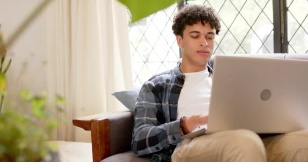 一个在家里工作的小孩用笔记本电脑 动作缓慢 生活方式 远程工作 技术和家庭生活 — 图库视频影像