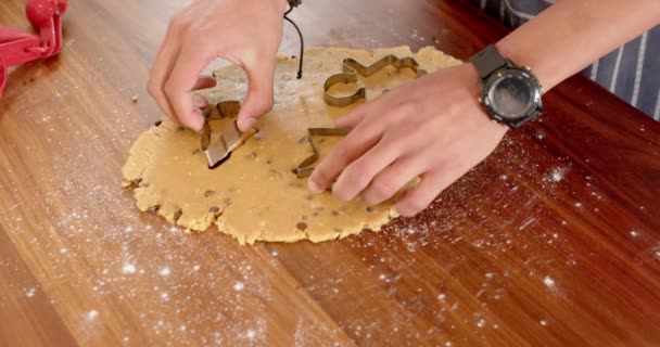 Biracial Homem Cortando Biscoitos Natal Cozinha Casa Câmera Lenta Estilo — Vídeo de Stock