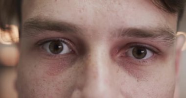 Mutfakta gülümseyen Kafkas erkek şefin gözlerinin portresi, ağır çekimde. Aşçılık, meslek, yemek, restoran ve catering, değiştirilmemiş.