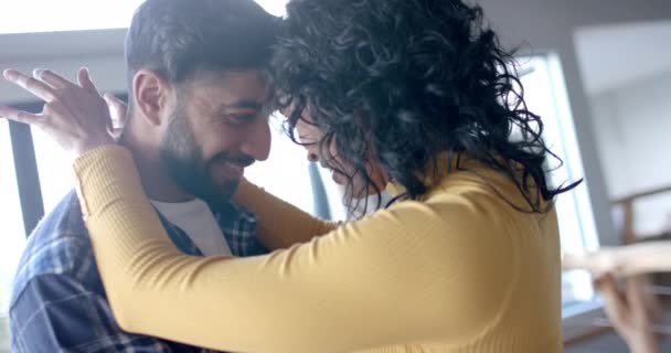 Heureux Couple Biracial Embrassant Souriant Maison Ralenti Mode Vie Convivialité — Video