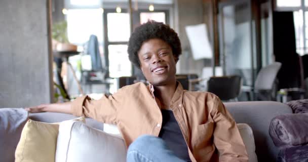 Πορτρέτο Ενός Χαρούμενου Αφροαμερικανού Αφρο Κάθεται Στον Καναπέ Στο Σπίτι — Αρχείο Βίντεο